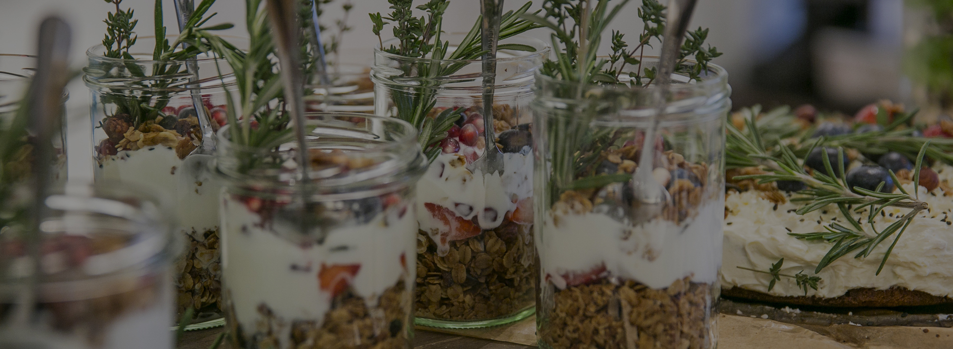 Gläschen mit Joghurt und Müsli und Früchten
