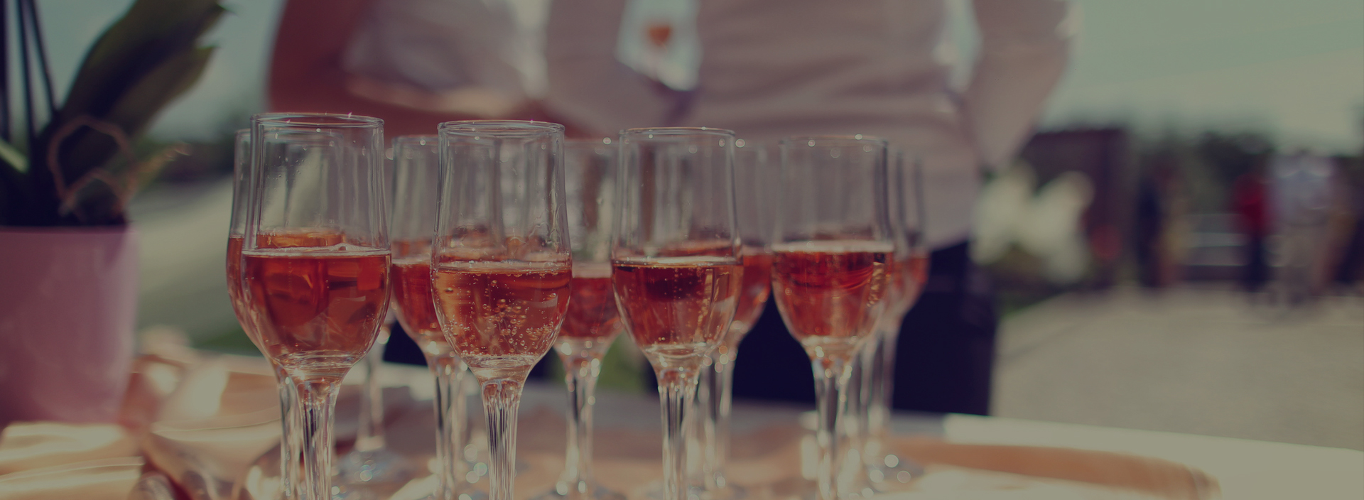 Hintergrundbild mit Sekt und Servicekräften