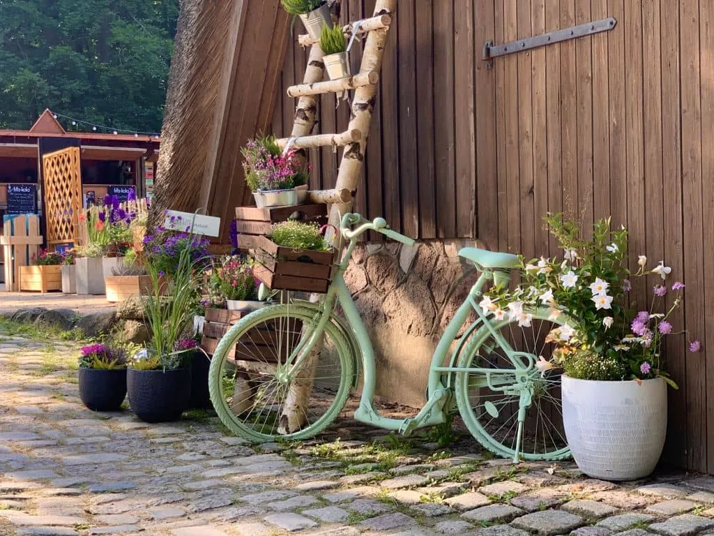 Eingangsbereich des Schafstalls mit Fahrrad und Blumendekoration