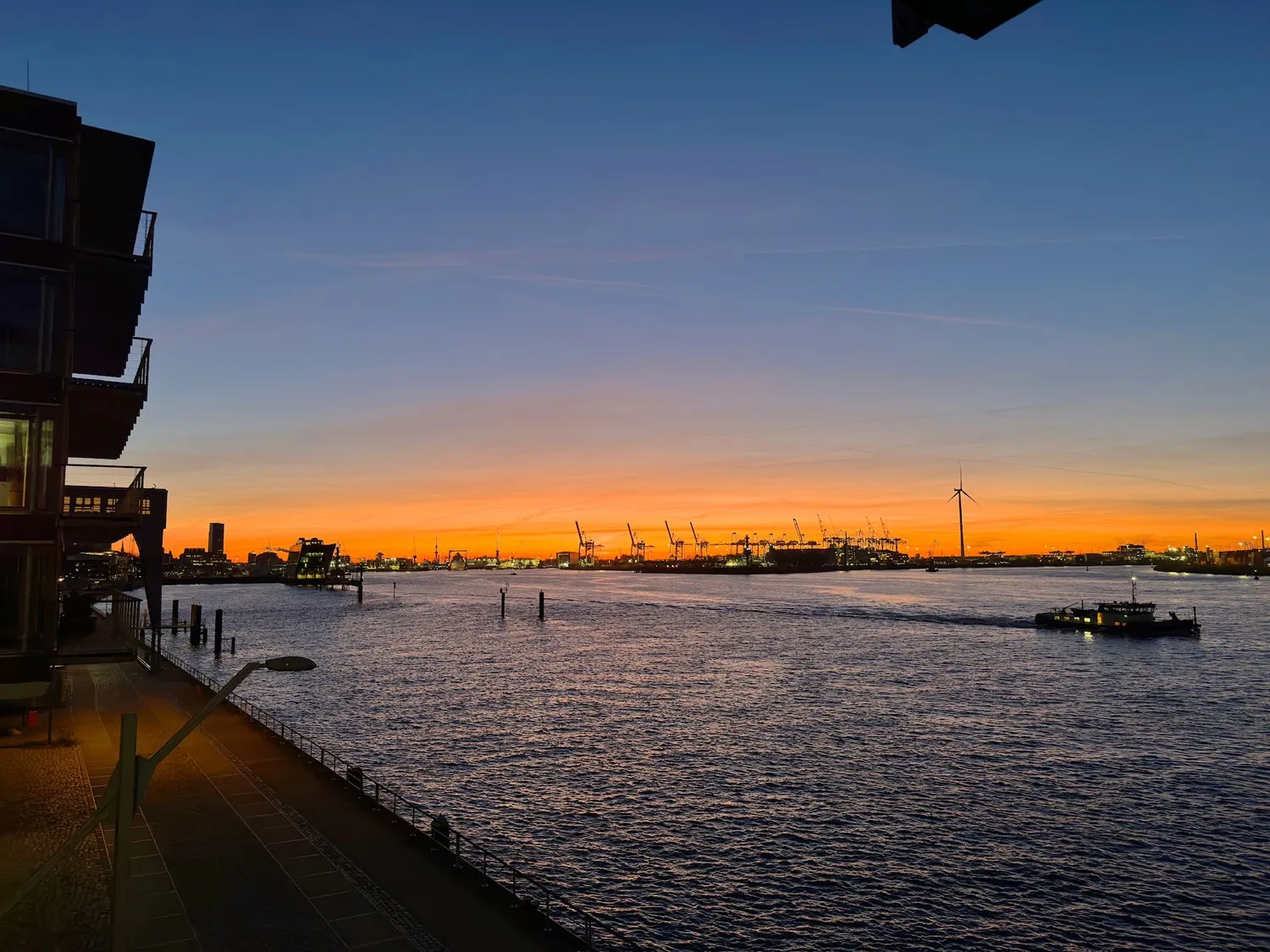 Blaue Stunde über der Elbe vor dem view eleven