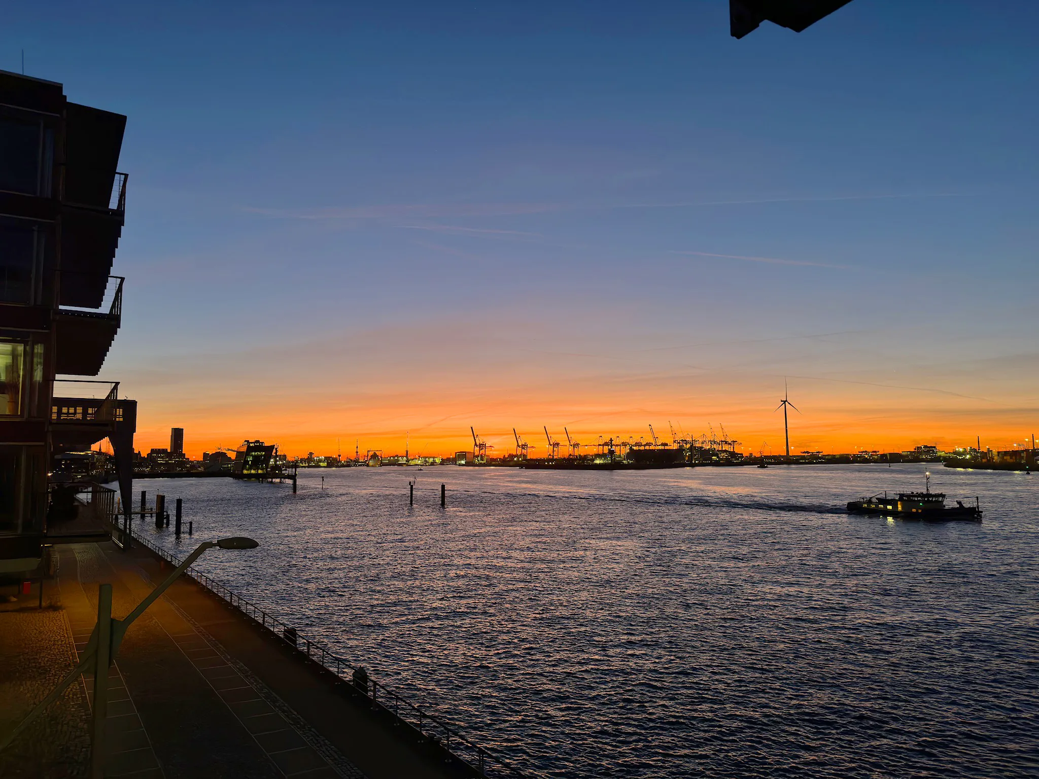 Blaue Stunde über der Elbe vor dem view eleven