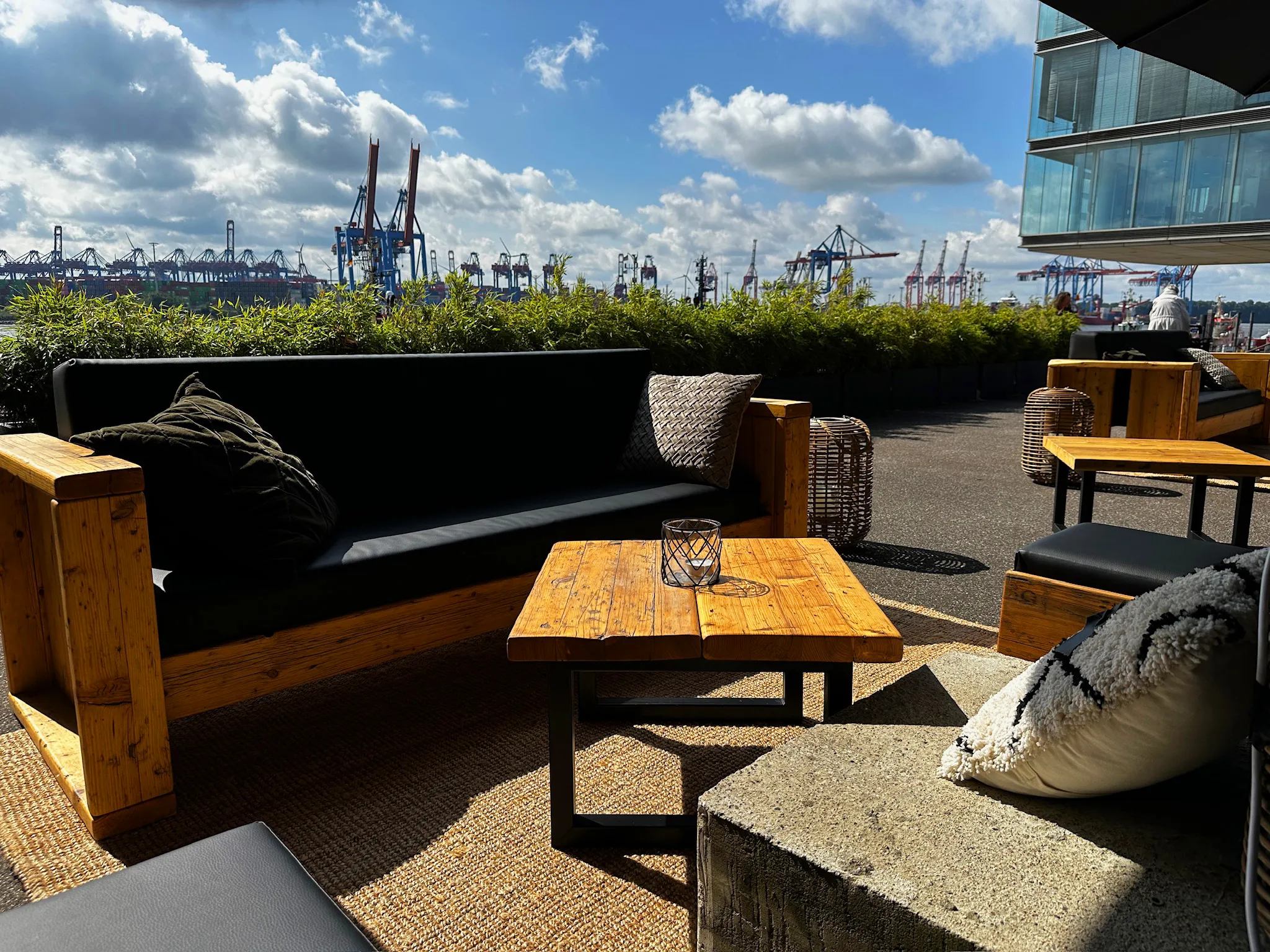 Die Terrasse des view eleven mit Blick auf den Hafen